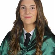 Maestra de matemáticas imparte clases a niños y niñas hasta segundo de la ESO